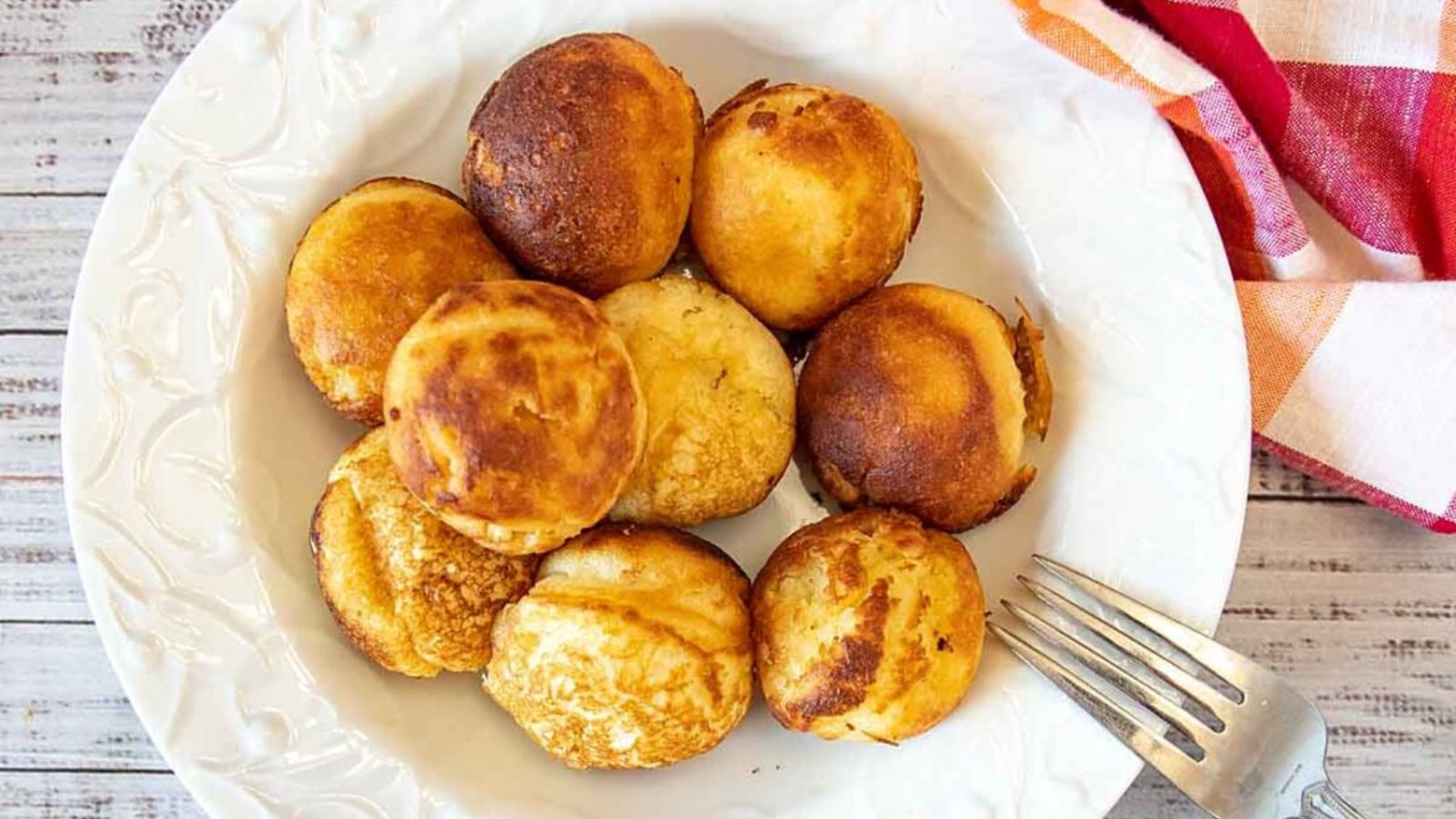 Delicious pancakes made up of flour , eggs and buttermilk.