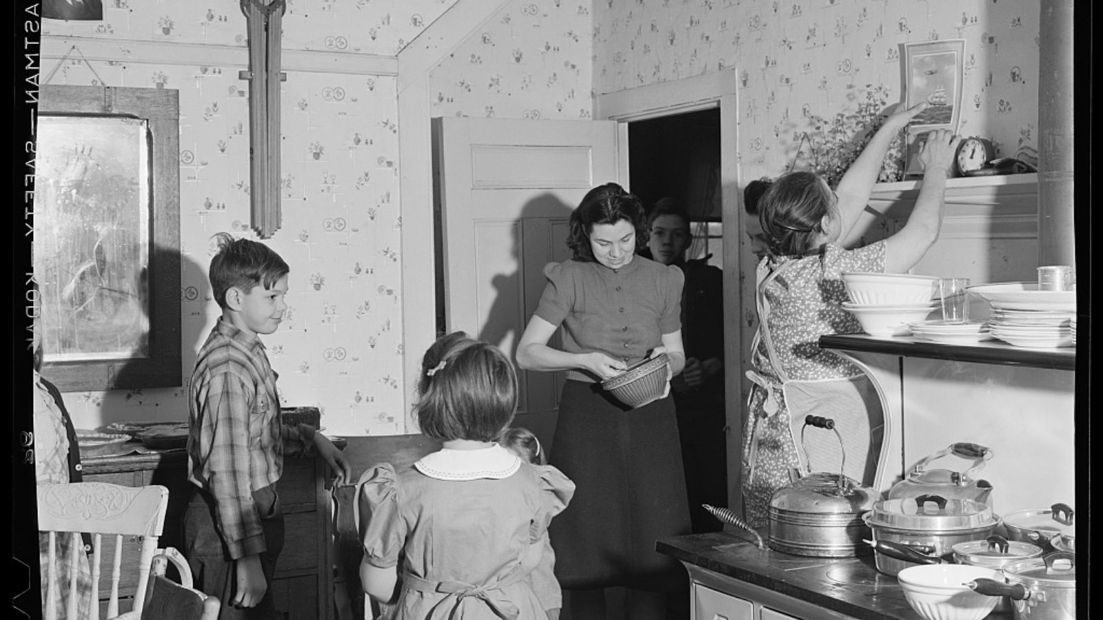 A family prepares for Thanksgiving day.