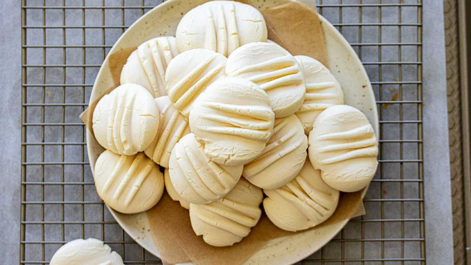 Bite-sized cornstarch cookies in a plate.